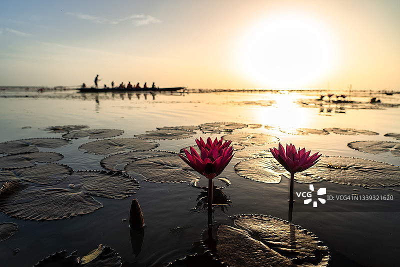 泰国帕塔隆府渔民与游客的壮丽日落图片素材