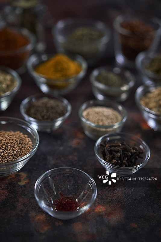 辣椒粉、胡椒粒、辣椒、姜黄、孜然和蒜粉的种类图片素材