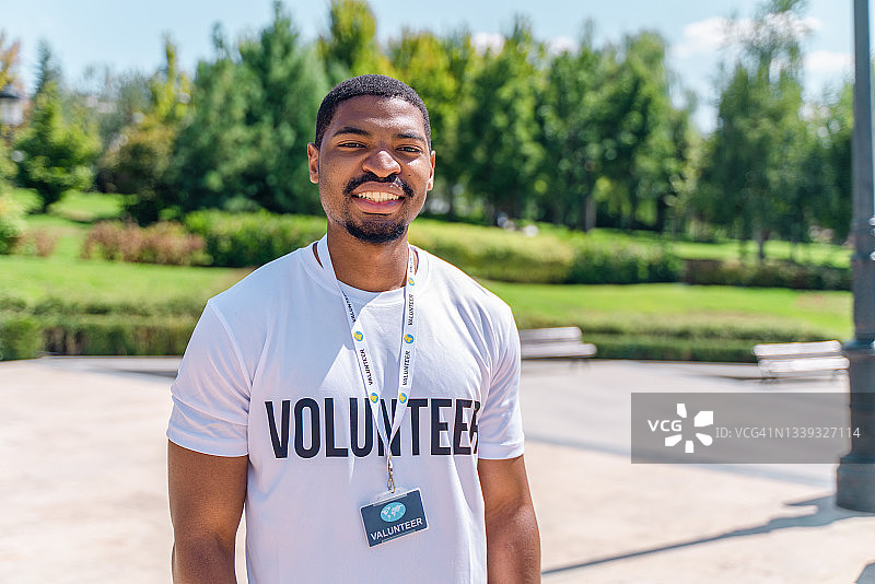 年轻的非洲裔志愿者男子笑容灿烂图片素材