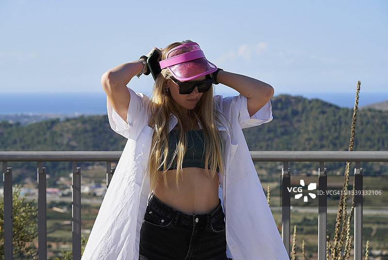 戴粉色遮阳帽的白衬衫女子特写图片素材