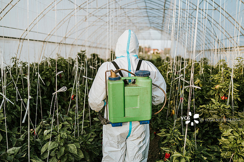 农业工人照料他的庄园图片素材