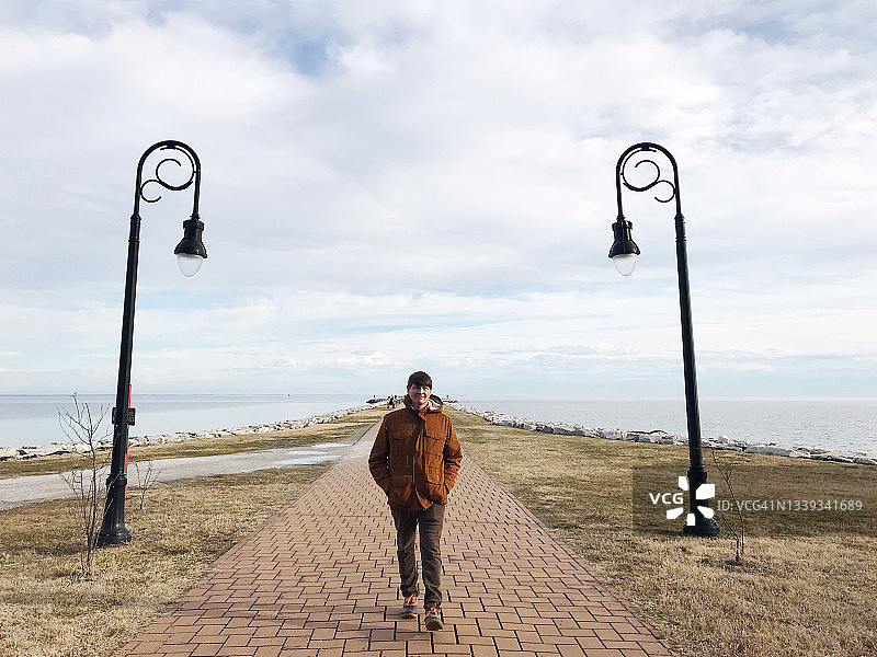 男人沿着通往切萨皮克湾的步道行走：北角州立公园图片素材