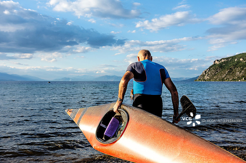 年长的男人准备去划皮划艇图片素材