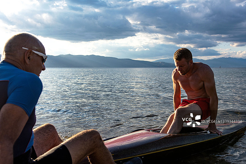 准备皮划艇的男子图片素材