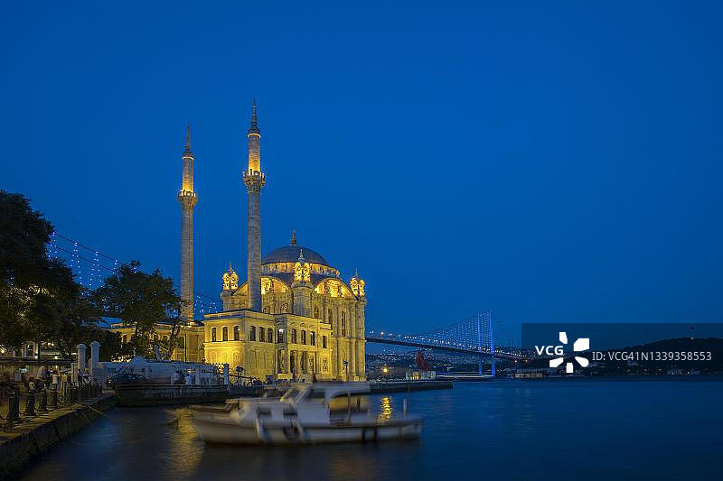 土耳其伊斯坦布尔奥尔塔科伊清真寺夜景图片素材