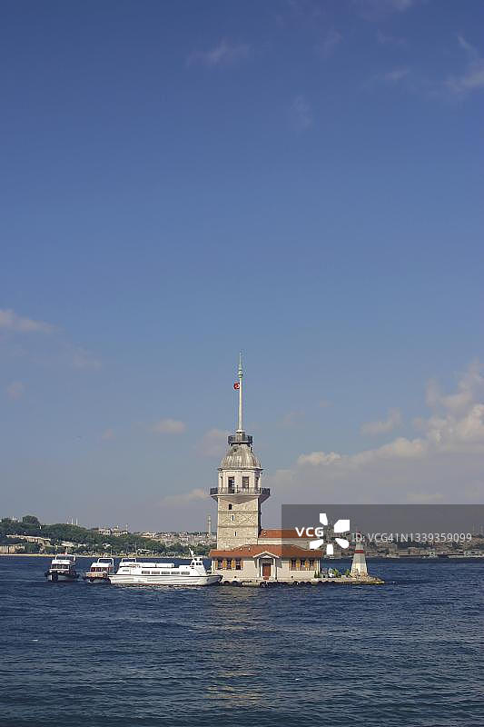 土耳其伊斯坦布尔，马尔马拉海上的少女塔，晨雾中图片素材