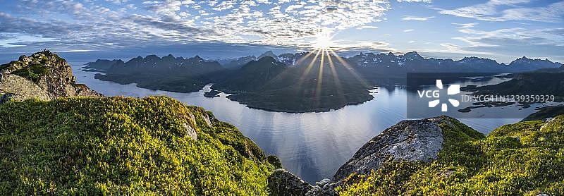 挪威韦斯特龙群岛峡湾山脉风光全景图片素材