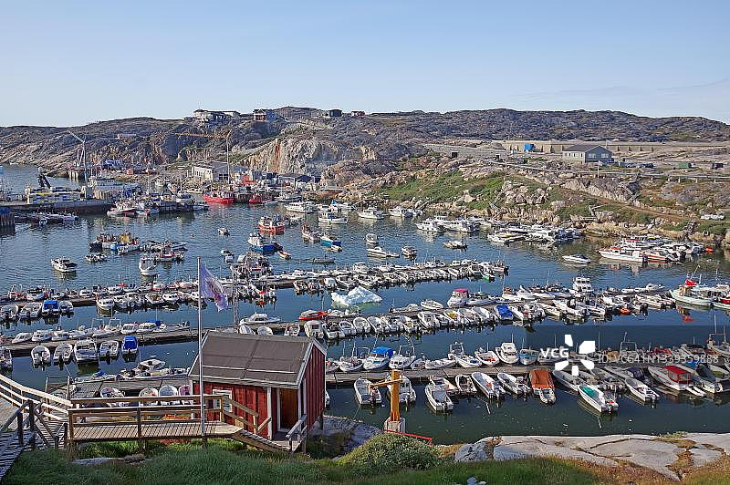 停泊在港口的休闲船只，贫瘠的环境，夏季，伊卢利萨特，迪斯科湾，格陵兰，丹麦图片素材