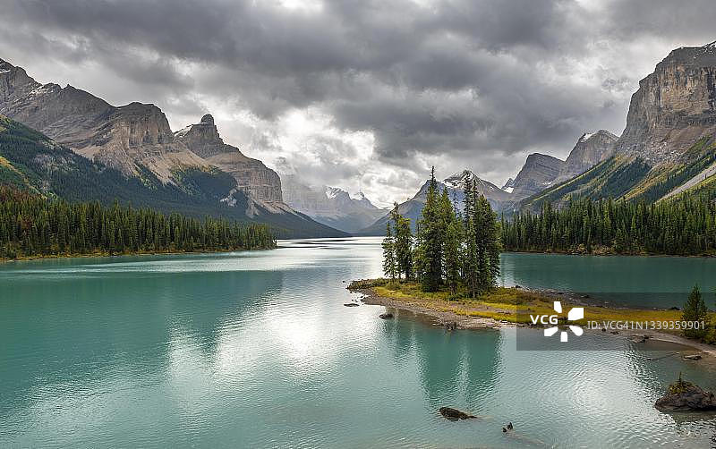 冰川湖玛琳湖中的精灵岛，背景是保罗山、蒙克黑德山和沃伦山，玛琳山谷，贾斯珀国家公园，加拿大落基山脉，艾伯塔省，加拿大图片素材