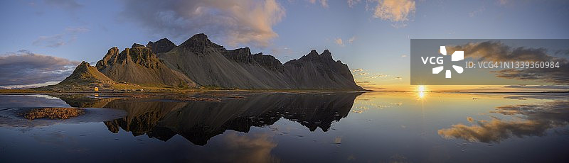 冰岛霍芬，Klifatindur山与Vestrahorn山水面倒影日出图片素材