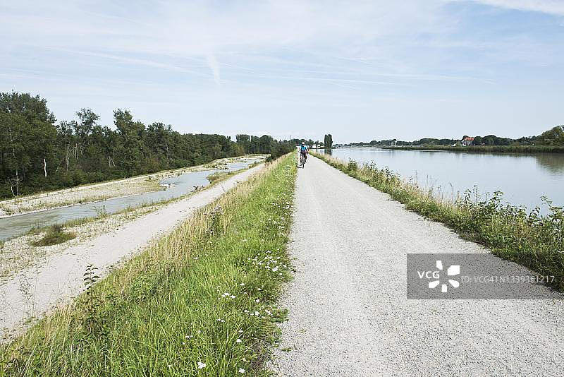 巴伐利亚巴特菲辛的旅馆自行车道和天然河流，德国图片素材