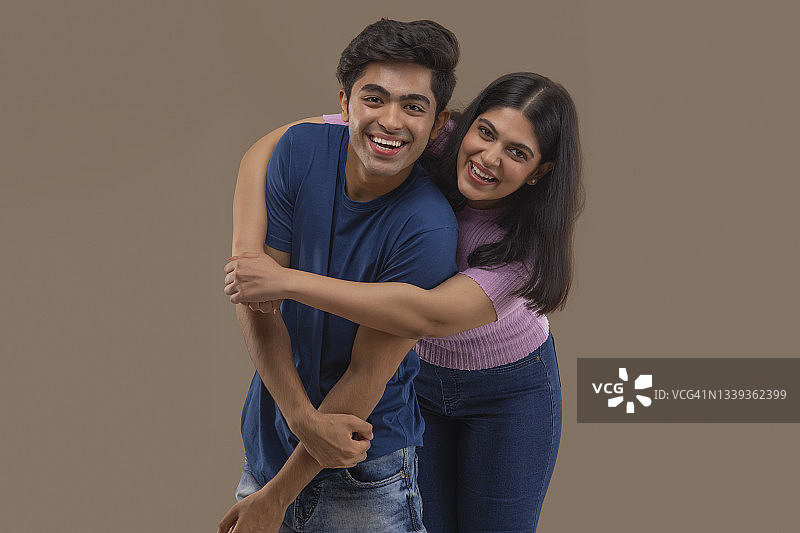 对着镜头一起摆姿势的快乐的兄妹图片素材