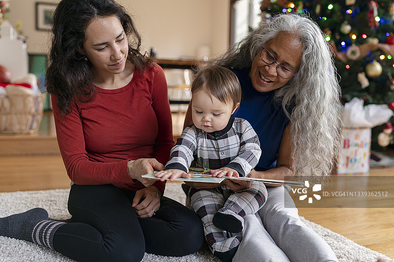 多代同堂共度圣诞节图片素材