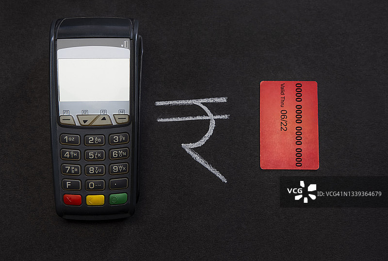 印度卢比符号、信用卡和刷卡机图片素材