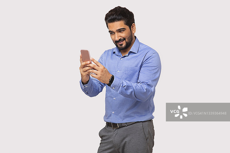 身着正装的男人在白色背景下用手机自拍图片素材