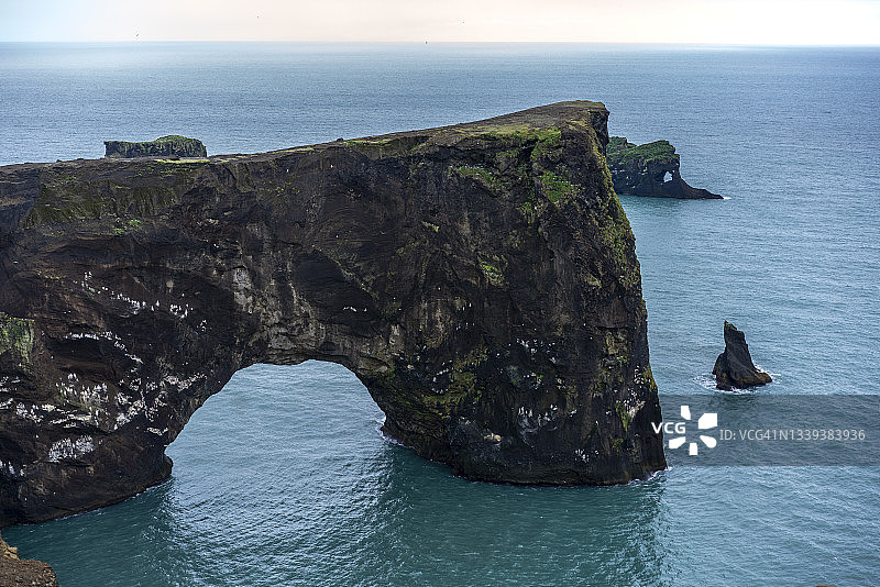 冰岛南部 Reynisfjara 黑沙滩附近的岩石，阴雨天气图片素材