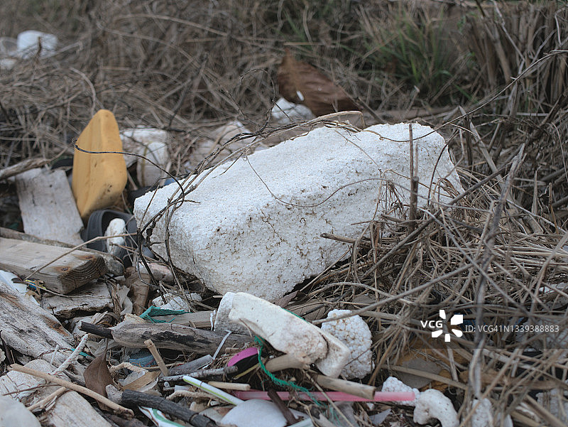 沿海海滩上的泡沫塑料碎片，从大陆冲来的垃圾图片素材