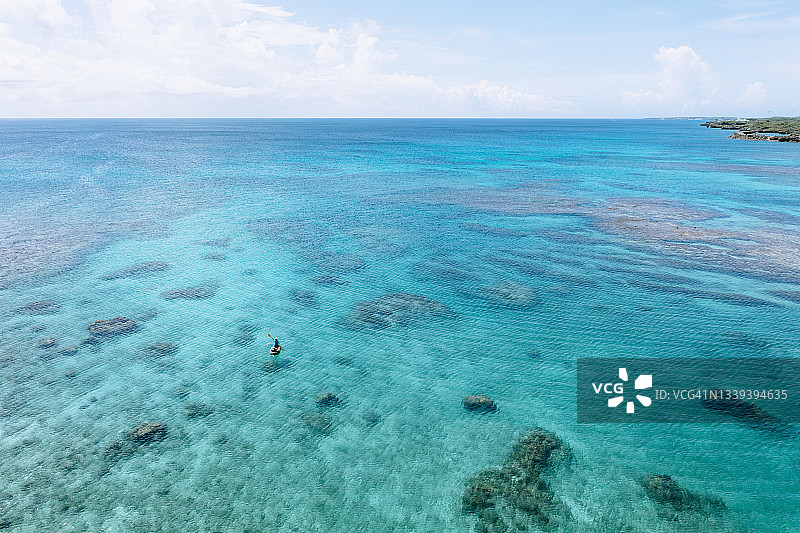 冲绳蓝色热带水域和皮划艇航拍图片素材