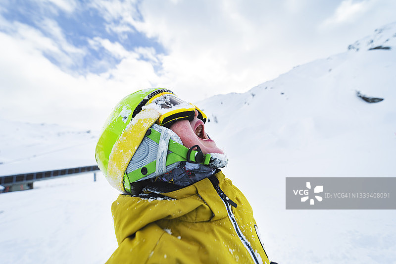 儿童在滑雪胜地玩耍图片素材