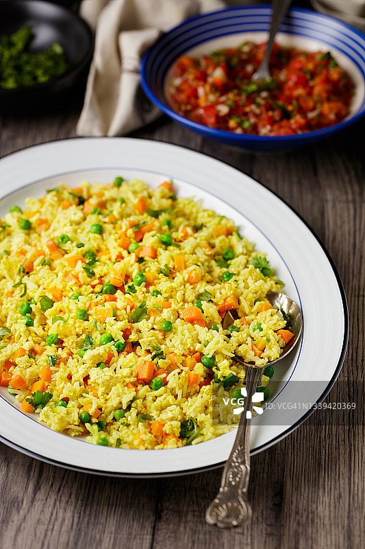 健康纯素番茄莎莎炒饭图片素材