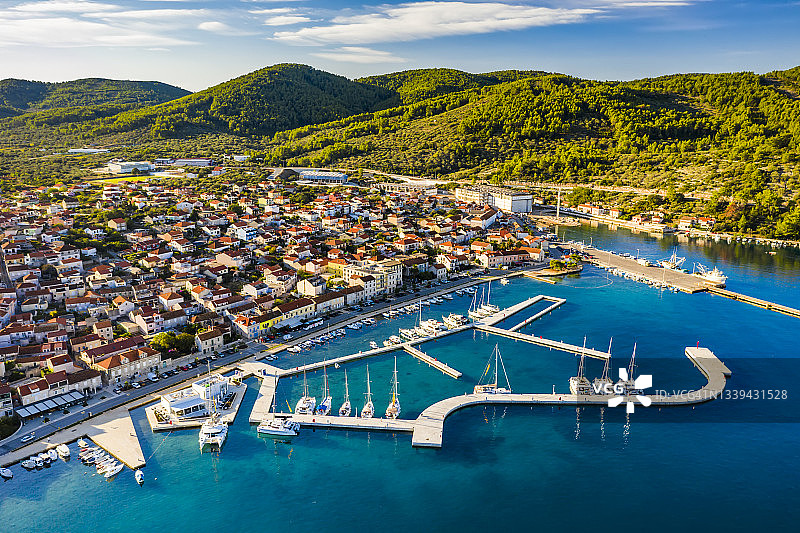 克罗地亚科尔丘拉岛维拉卢卡镇航拍图片素材