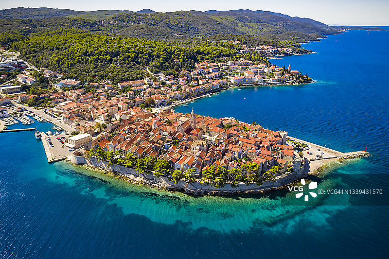 科尔丘拉岛科尔丘拉镇航拍，克罗地亚图片素材