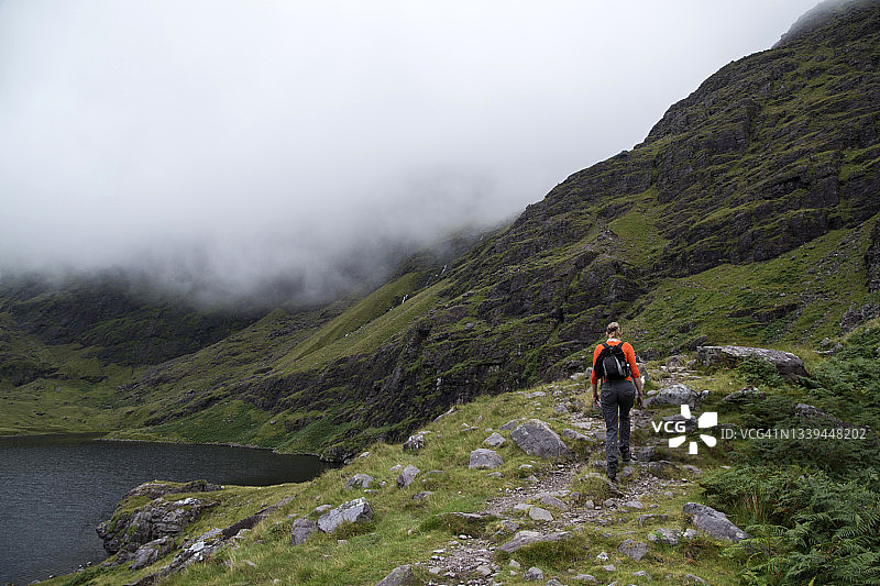 在卡兰图厄尔山古拉赫湖边行走的女人图片素材