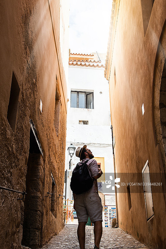 年轻男人探索伊维萨岛古镇图片素材