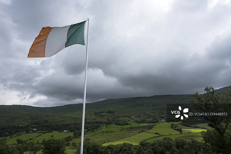 爱尔兰三色旗飘扬在山丘上，远眺科克图片素材