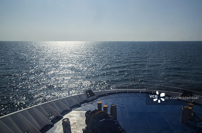 夏季在爱尔兰海的渡轮前窗看到的景色图片素材