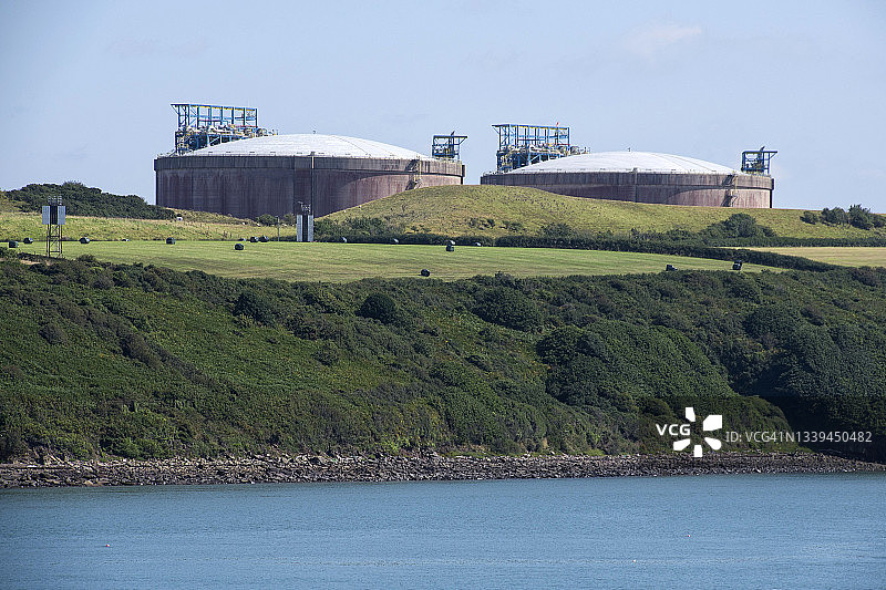 米尔福德港海岸附近的大型储油罐图片素材