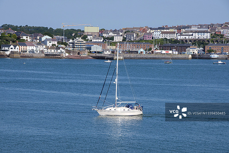 米尔福德黑文附近平静水域中的一艘小船图片素材