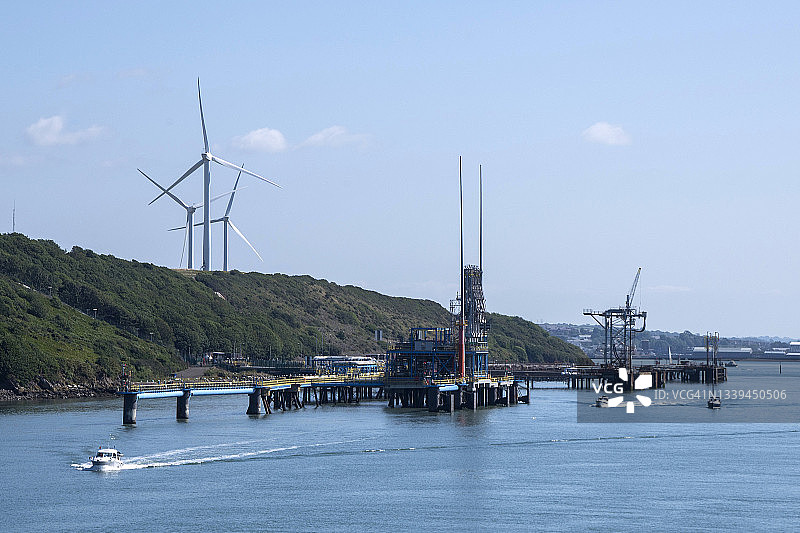 彭布罗克码头附近海岸的风力发电场和炼油厂图片素材