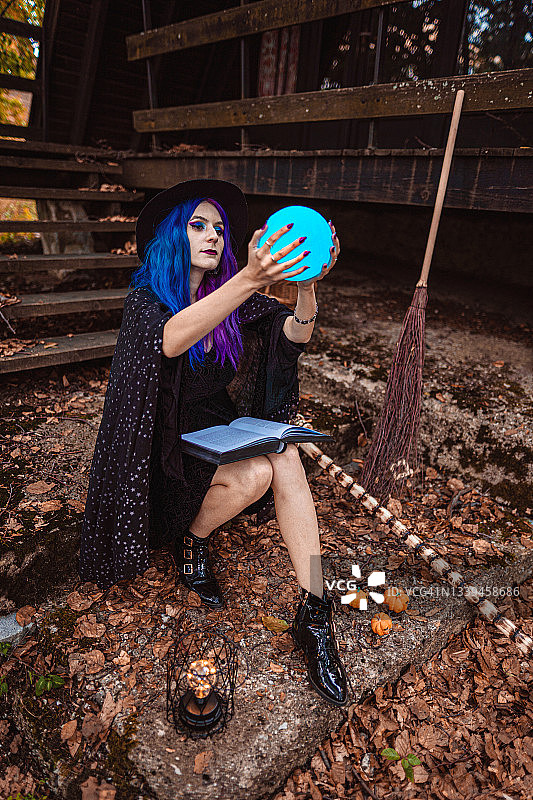 女巫在她的仪式中施法，为万圣节做准备图片素材