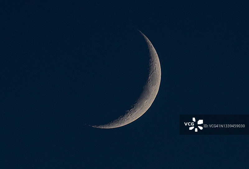 日本神奈川海滩上的日落新月图片素材