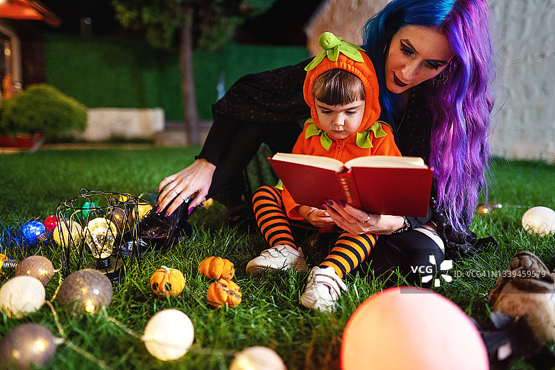 女巫给南瓜讲万圣节的故事图片素材