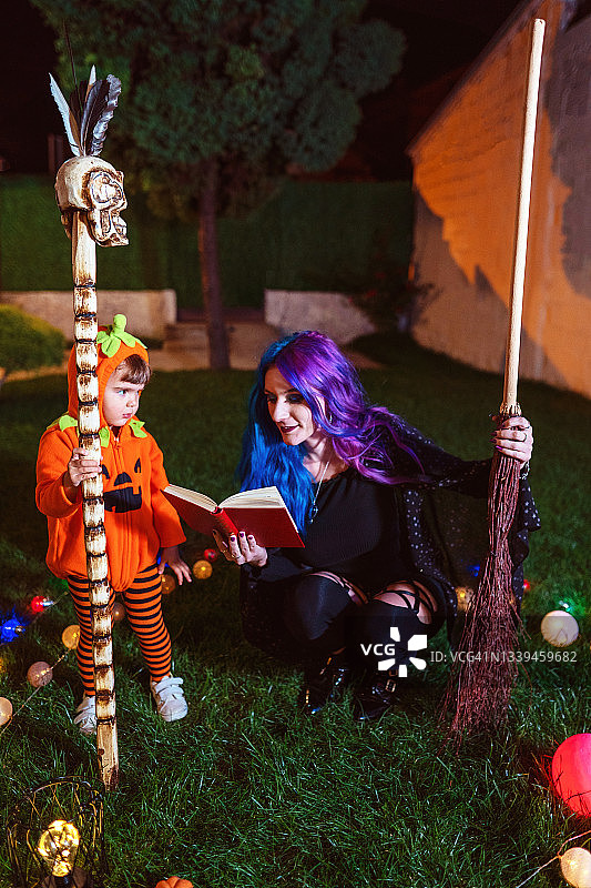 女巫给南瓜讲万圣节的故事图片素材