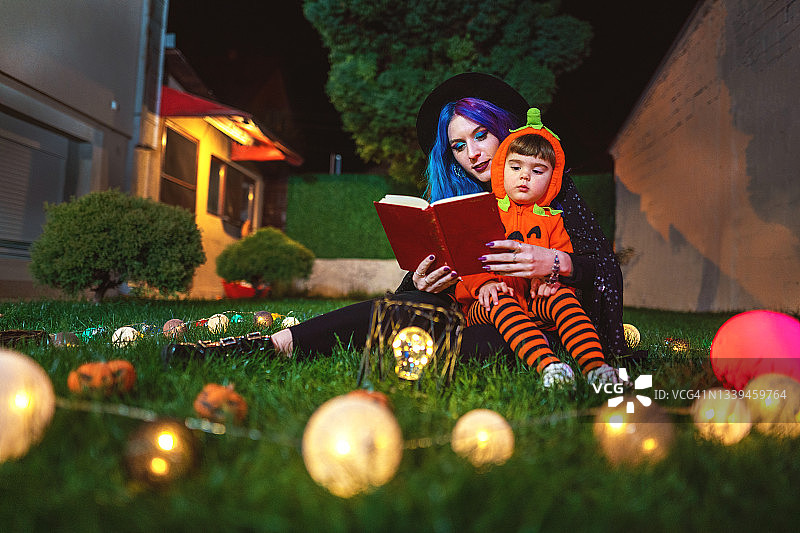 女巫给南瓜讲万圣节的故事图片素材