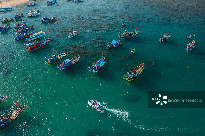 在仁会海滩航行的渔船图片素材