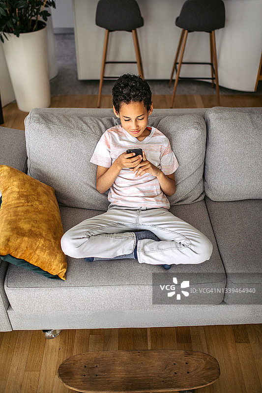 用智能手机玩电子游戏图片素材