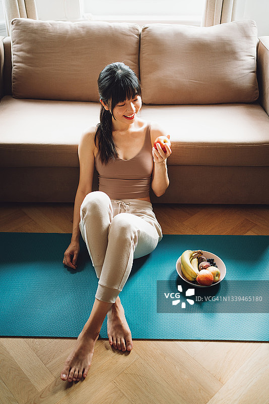 居家瑜伽后的小憩图片素材