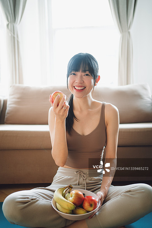 居家瑜伽后的小憩图片素材