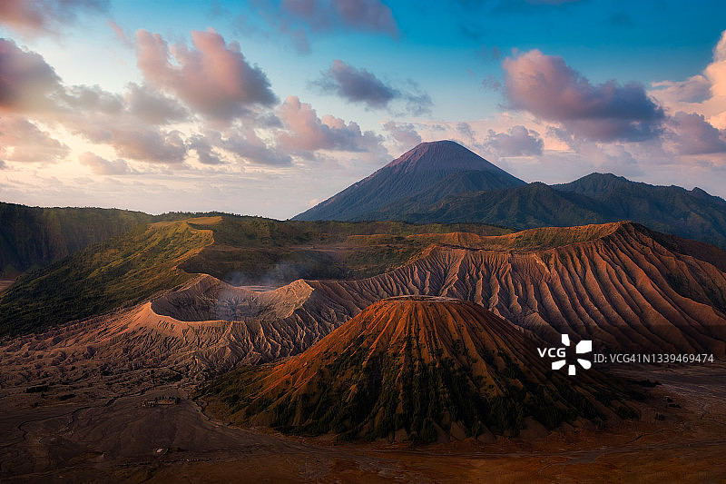 印度尼西亚布罗莫火山的晨光：旅行目的地概念图片素材