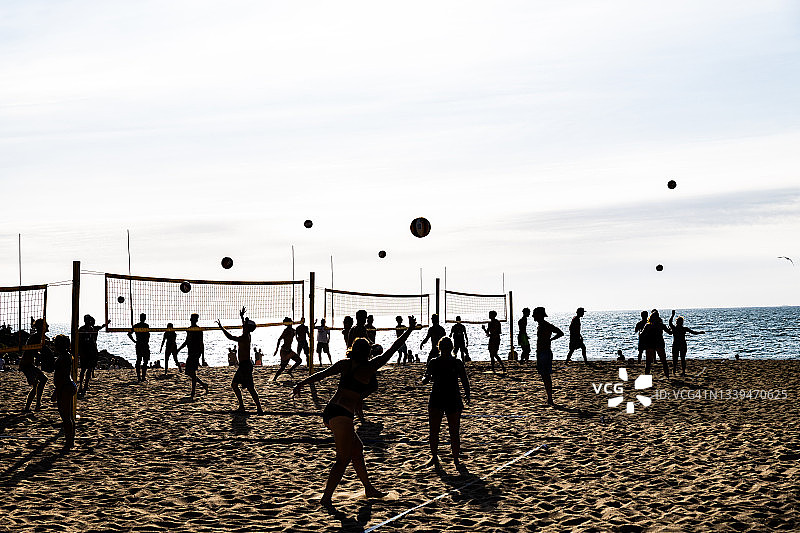 在法国巴斯克地区阿莱特海滩上打沙滩排球的人们图片素材