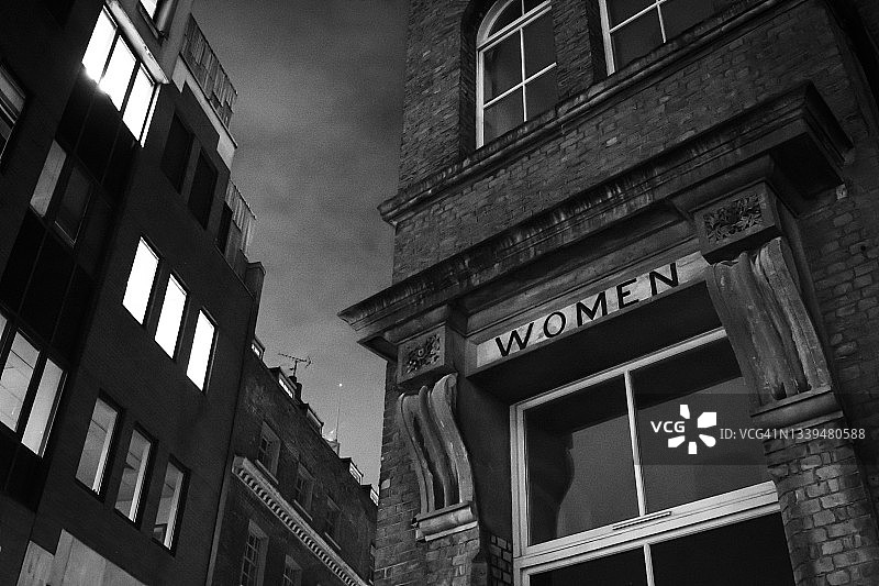 伦敦Whitechapel的带有Women标志的老砖 building图片素材