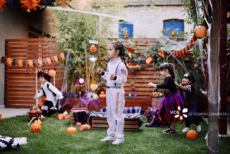 一群快乐的孩子在花园里玩耍图片素材