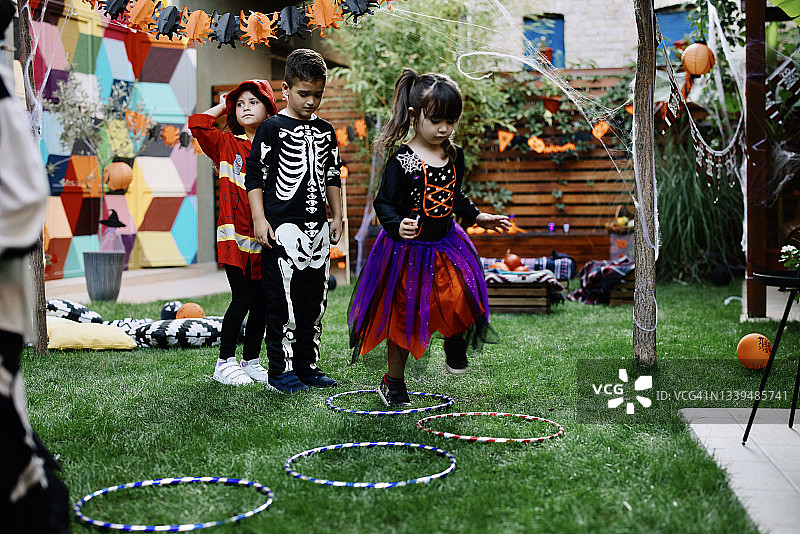 万圣节派对上玩呼啦圈的孩子们图片素材