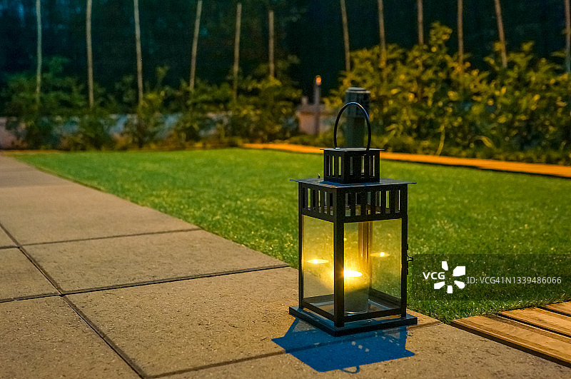 花园里的灯笼图片素材