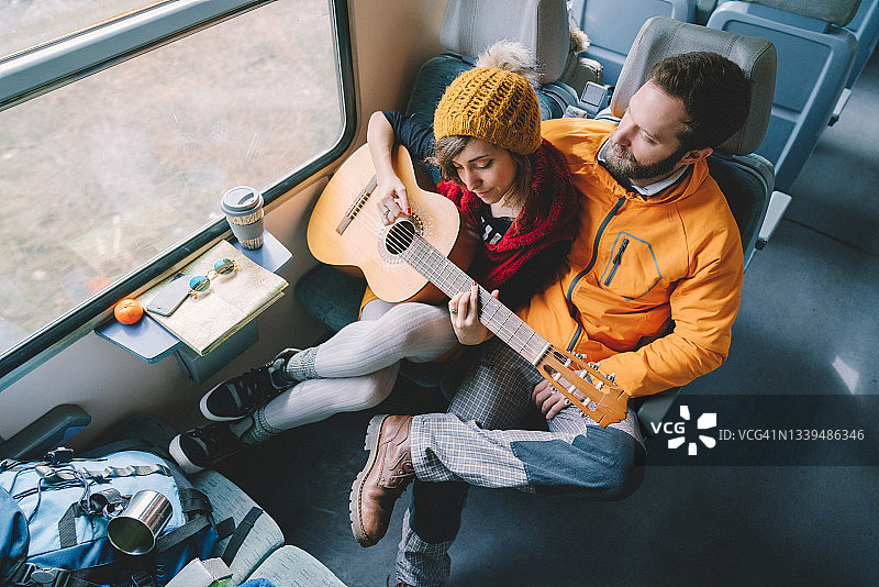 情侣在火车上弹吉他图片素材