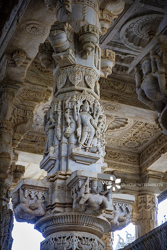 印度拉贾斯坦邦拉纳克普尔阿迪纳特神庙的雕刻柱子细节图片素材